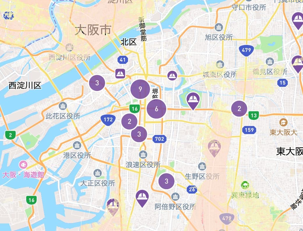 地図の画面。大阪市の中心部に、洪水の想定区域と施工会社の拠点が表示されている